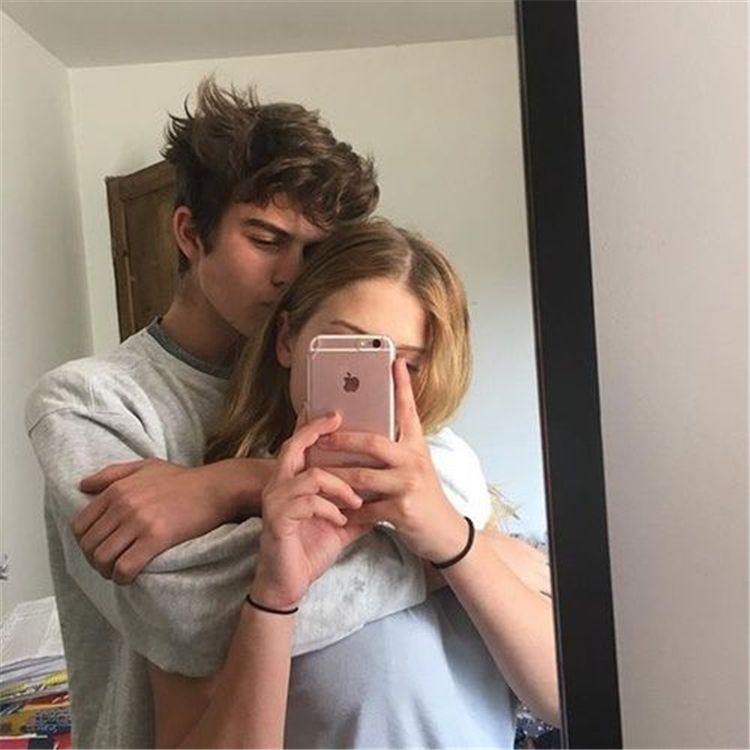 Фото с девушкой и парнем в зеркале