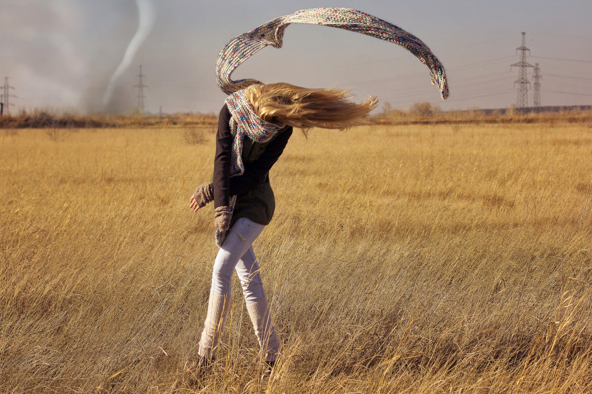 Фото с шарфом на ветру
